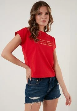 LELA CREW NECK - Camiseta Estampada - Red , Mujer -LELA Ventas 2024 d45fc9225bb2435ba9864912c0f93363