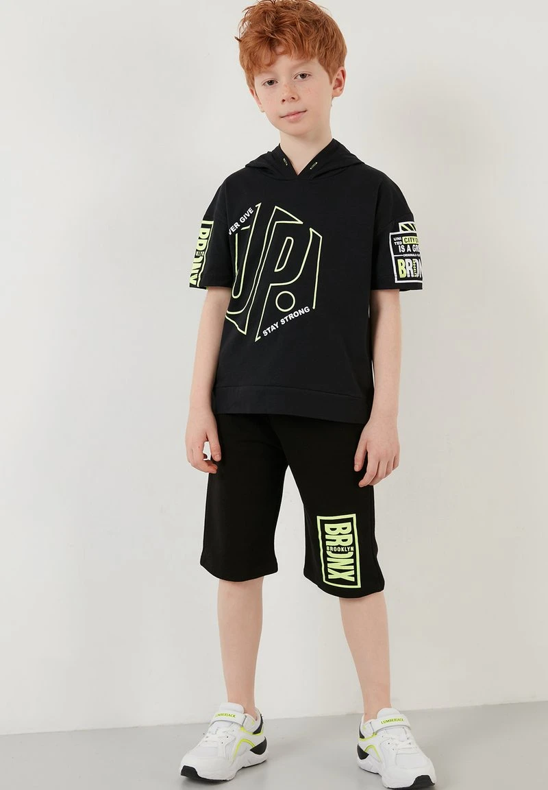 LELA REGULAR FIT T-SHIRT AND SHORTS - Shorts - Black , Niños 2 LELA REGULAR FIT T-SHIRT AND SHORTS - Shorts - Black , Niños - Imagen 2