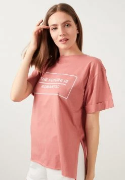 LELA OVERSIZED - Camiseta Estampada - Dusty Rose Color , Mujer 3 LELA OVERSIZED - Camiseta Estampada - Dusty Rose Color , Mujer -LELA Ventas 2024 d7e9ecdae0944221836603e2e0d907e2