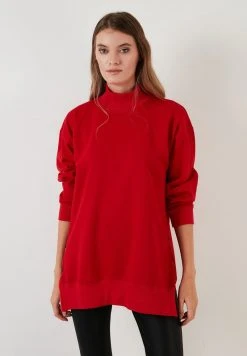 LELA Sudadera - Red, Mujer 2 LELA Sudadera - Red, Mujer -LELA Ventas 2024 d8d13c36e4874ad8bdeceb35abe71ae3
