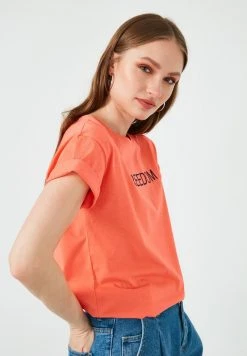 LELA Camiseta Estampada - Vermilion, Mujer -LELA Ventas 2024 da53959e12e6497cb7bbc032114ef136