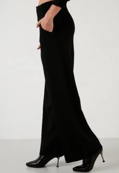 LELA SET - Jersey Con Capucha - Black, Mujer 3 LELA SET - Jersey Con Capucha - Black, Mujer -LELA Ventas 2024 de8f1d4788ce48e28aa23649f59b89e2