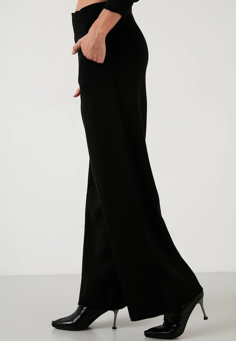 SET - Jersey con capucha - black LELA SET - Jersey Con Capucha - Black, Mujer -LELA Ventas 2024 de8f1d4788ce48e28aa23649f59b89e2