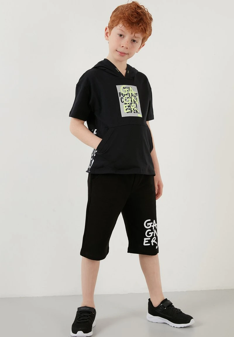 LELA REGULAR FIT T-SHIRT AND SHORTS - Shorts - Black , Niños 1 LELA REGULAR FIT T-SHIRT AND SHORTS - Shorts - Black , Niños