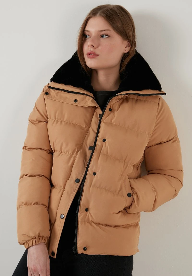 HIGH COLLAR INFLATABLE - Chaqueta de invierno - camel LELA HIGH COLLAR INFLATABLE - Chaqueta De Invierno - Camel , Mujer -LELA Ventas 2024 e3c4d8139aff480cb8159f8e1883c068