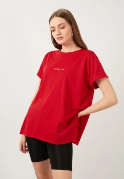 LELA Camiseta Estampada - Red, Mujer -LELA Ventas 2024 e52e4ceb6dad4d33b71c70095f2520aa