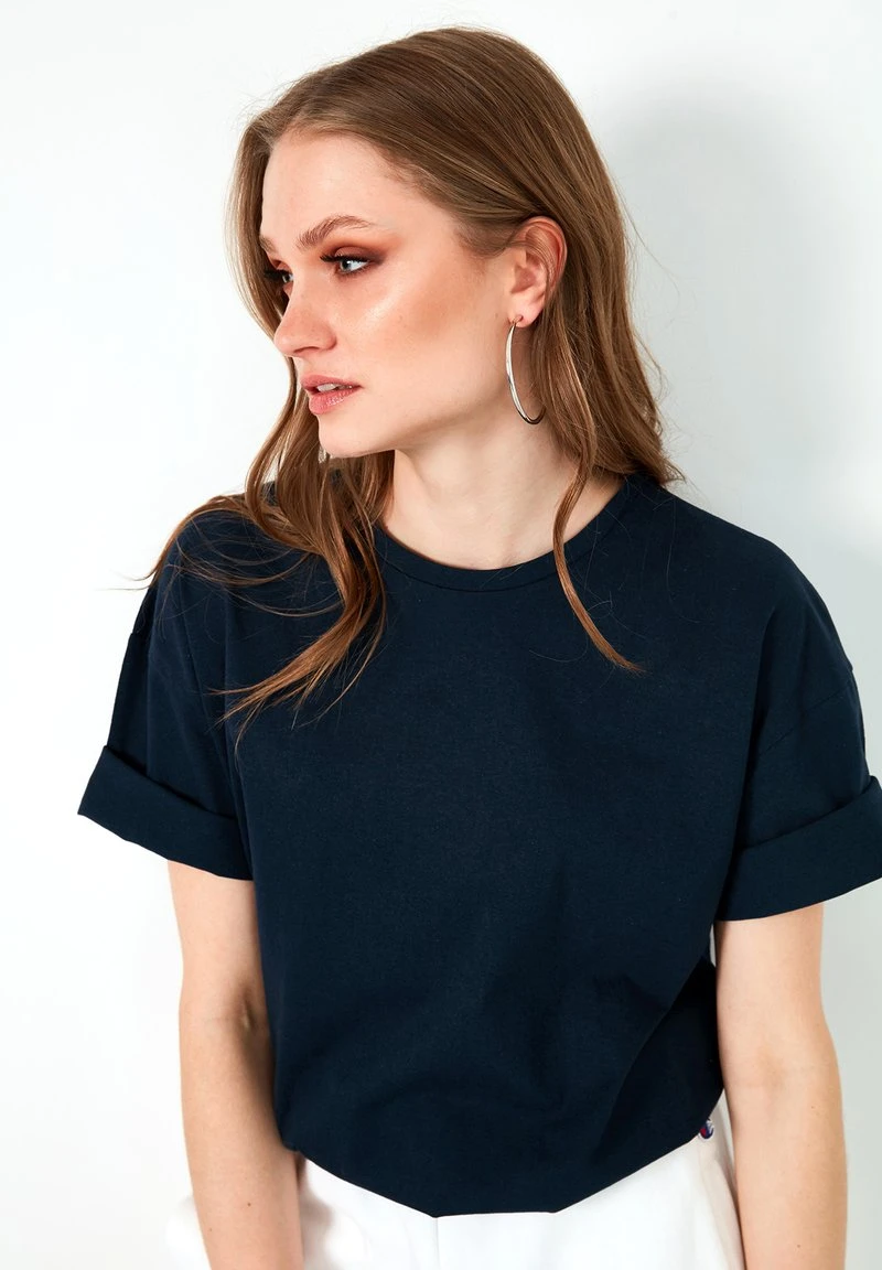 LELA Camiseta Estampada - Navy Blue, Mujer 2 LELA Camiseta Estampada - Navy Blue, Mujer - Imagen 2