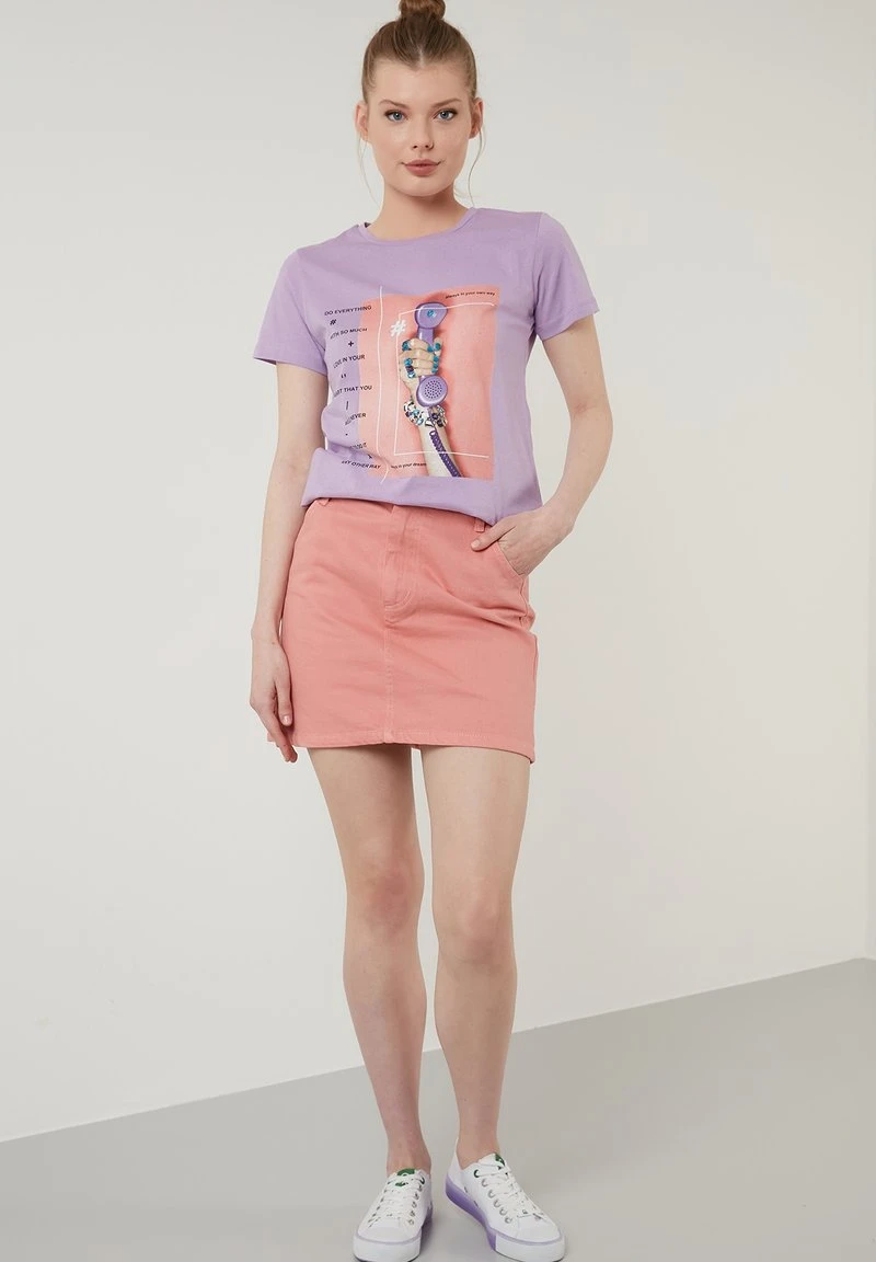 LELA Camiseta Estampada - Lilac, Mujer 2 LELA Camiseta Estampada - Lilac, Mujer - Imagen 2
