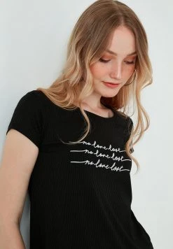 LELA Camiseta Estampada - Black , Mujer -LELA Ventas 2024 f05c49c5f69e4ce18704d91a938e99d1