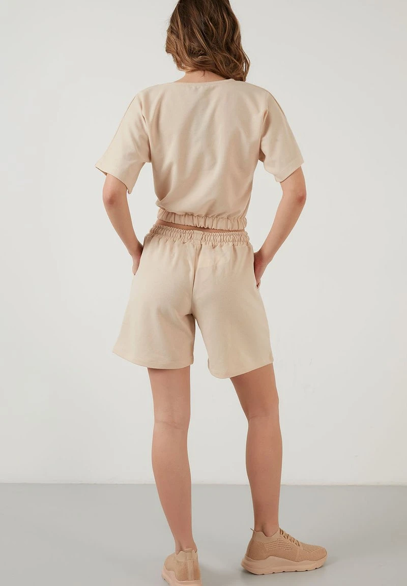 CROP - Shorts - stone colored LELA CROP - Shorts - Stone Colored , Mujer -LELA Ventas 2024 f27ff92cb19e471d874875e8d82194a1