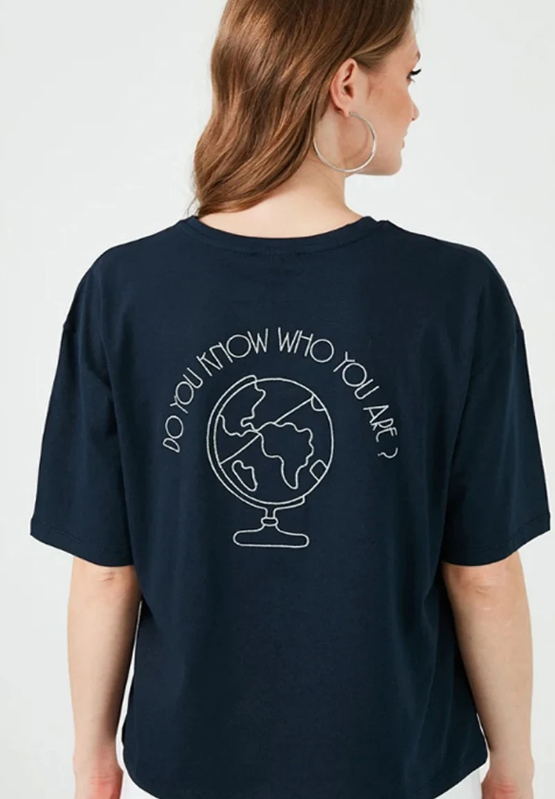 LELA Camiseta Estampada - Navy Blue, Mujer 1 LELA Camiseta Estampada - Navy Blue, Mujer