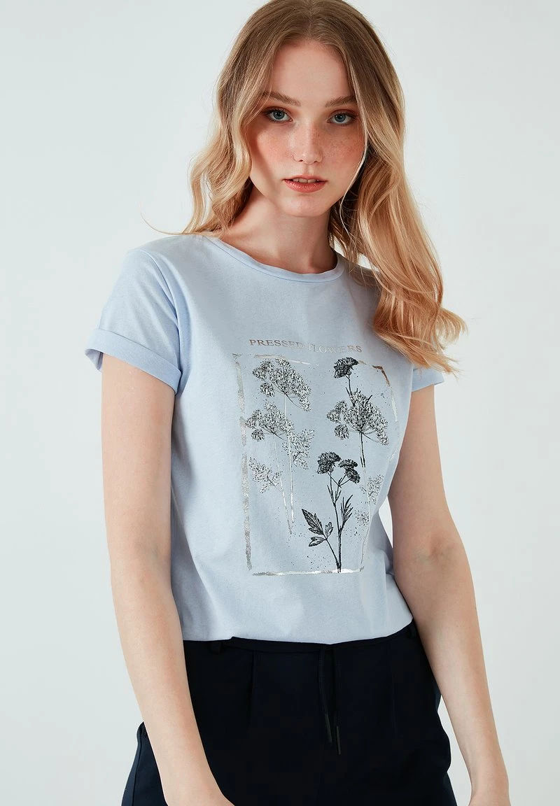 Camiseta estampada - baby blue LELA Camiseta Estampada - Baby Blue , Mujer -LELA Ventas 2024 f646cef65e244eaf8dda80dc1b930d4b