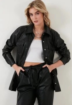 LELA Chaqueta De Cuero Sintético - Black , Mujer 4 LELA Chaqueta De Cuero Sintético - Black , Mujer -LELA Ventas 2024 f7bffc75a78f4223836d84b7027bd2fe