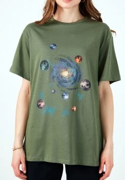 LELA Camiseta Estampada - Khaki , Mujer 3 LELA Camiseta Estampada - Khaki , Mujer -LELA Ventas 2024 f9f54c9968154b9f856981c304bef391