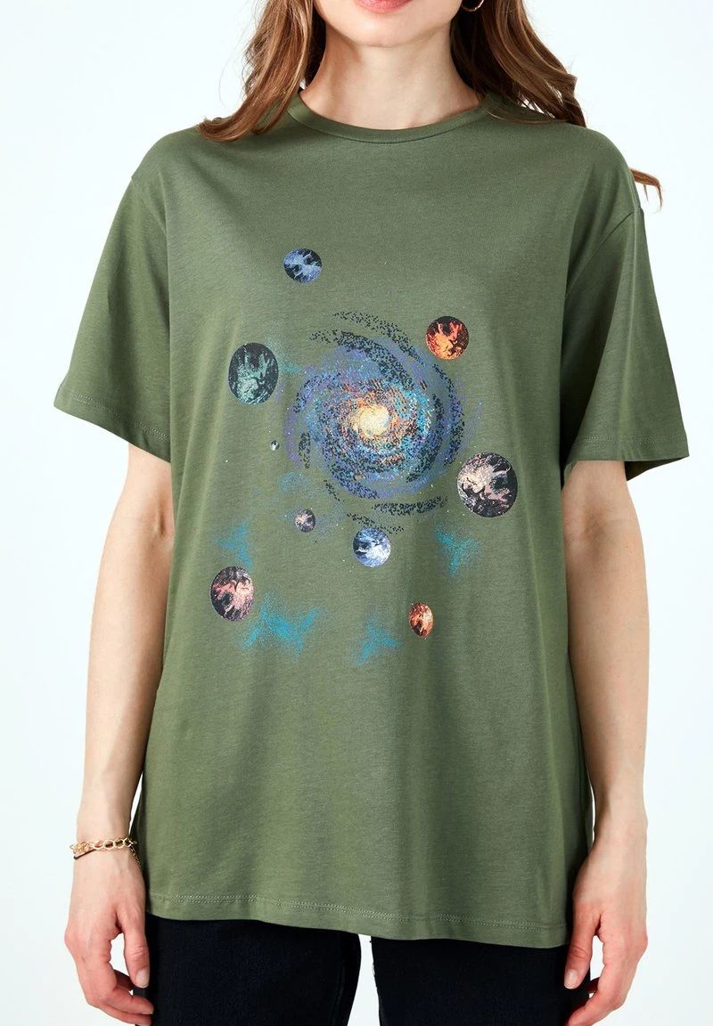 Camiseta estampada - khaki LELA Camiseta Estampada - Khaki , Mujer -LELA Ventas 2024 f9f54c9968154b9f856981c304bef391