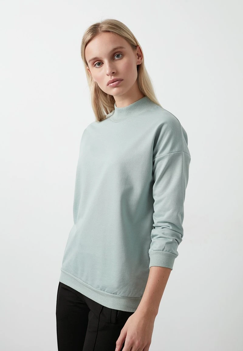 LELA HIGH COLLAR BASIC SWEATSHIRT - Sudadera - Almond Green, Mujer 2 LELA HIGH COLLAR BASIC SWEATSHIRT - Sudadera - Almond Green, Mujer - Imagen 2